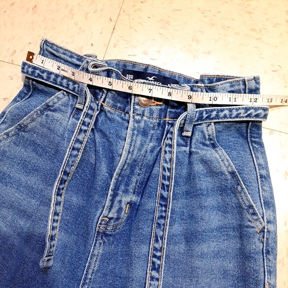 Hollister | ultra high rise mom jean Women's Blue Jean W23 L27 - Picture 8 of 10